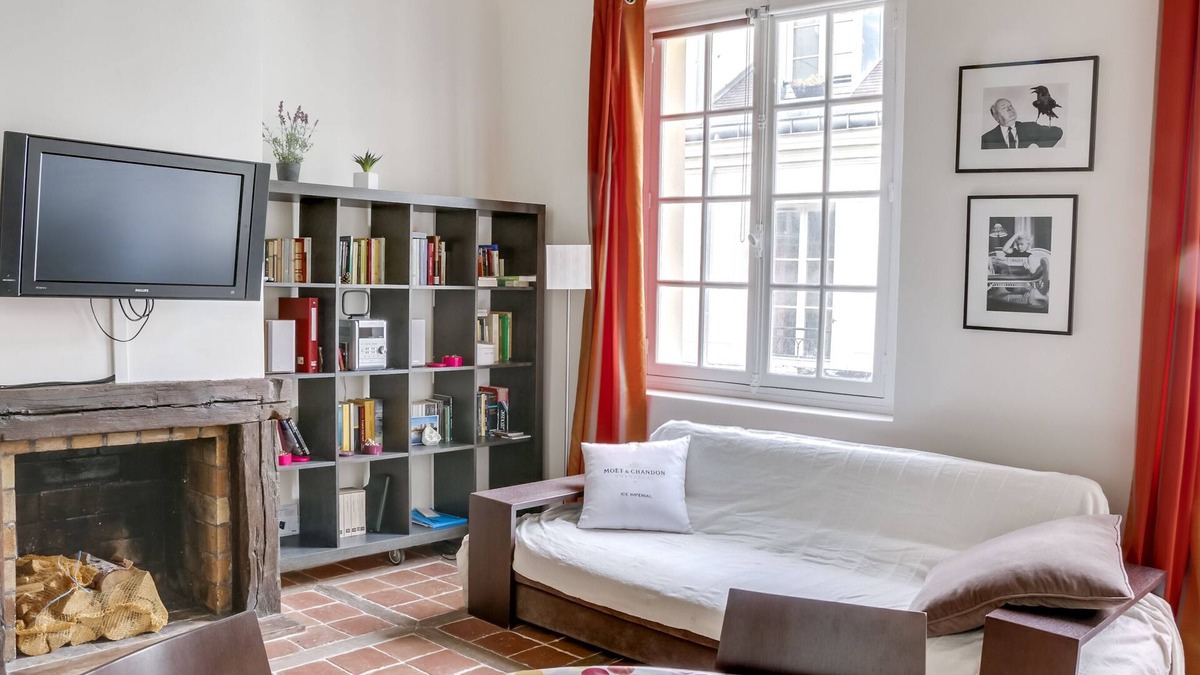 Quartier Sainte-Avoye Apartment | Unit 007 Marais Pompidou 1 bedroom 5 pax