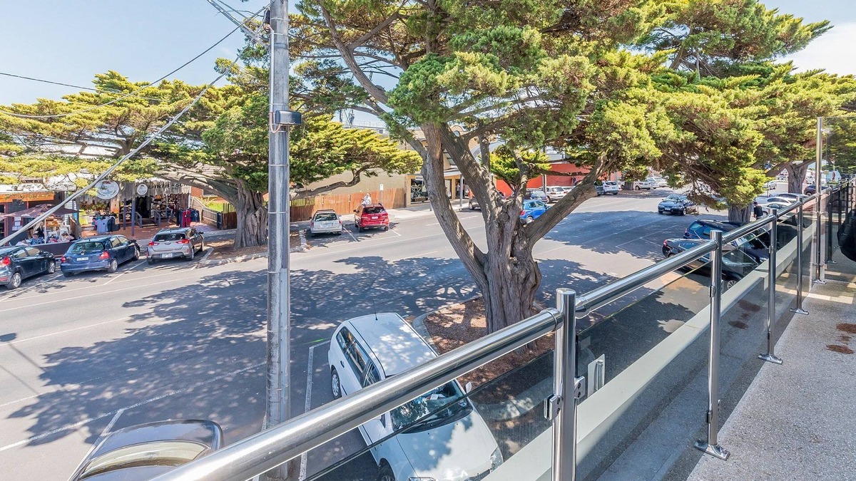 Cowes Apartment | Unit 1-83 Thompson Ave, spacious Unit in main Street, includes linen.