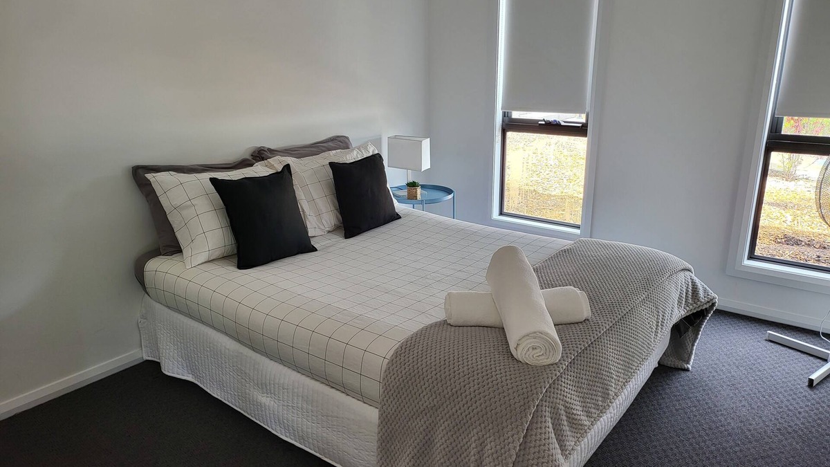 Lithgow Villa | Unit 11 - Fresh 3-bedroom villa with on-site Parking