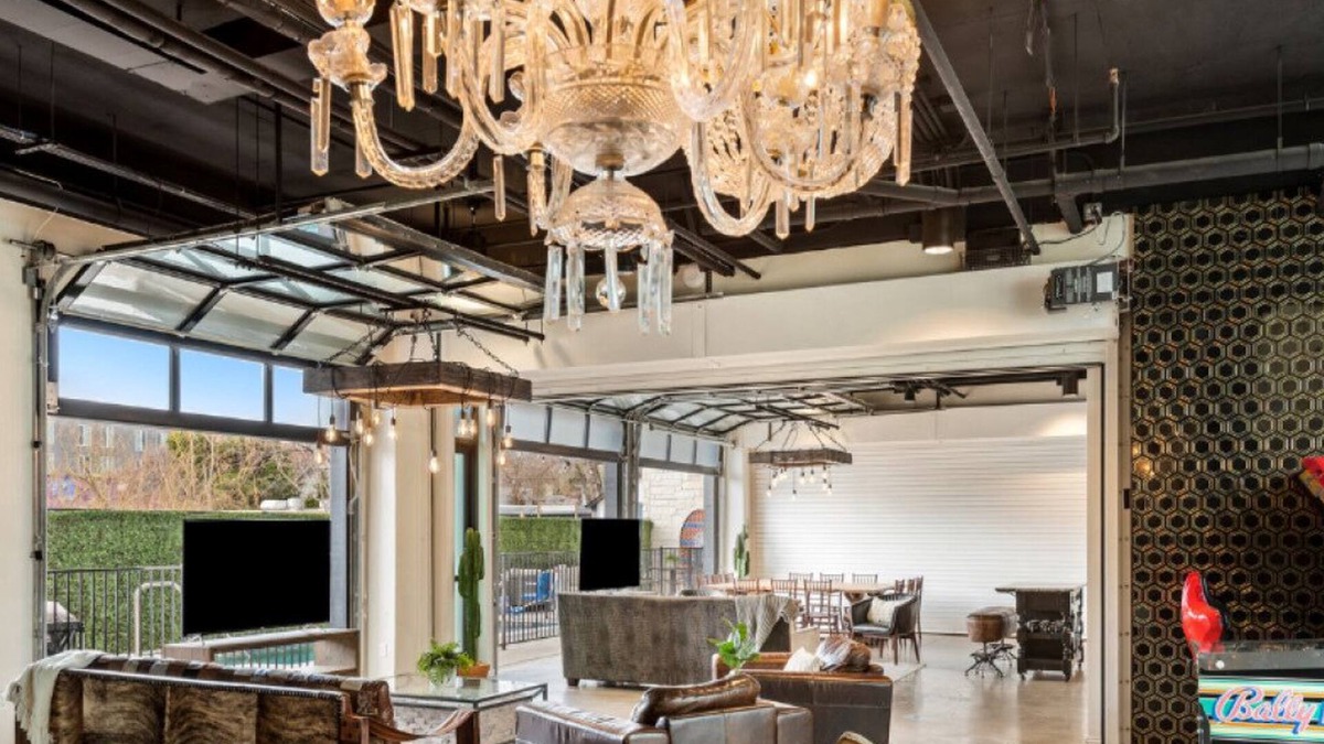 East Cesar Chavez House | Unit 2+3 Inn Cahoots on 6th: 10BR/26 Bed - Pool, Roofdeck, Garden Bars, Walk To Everything!