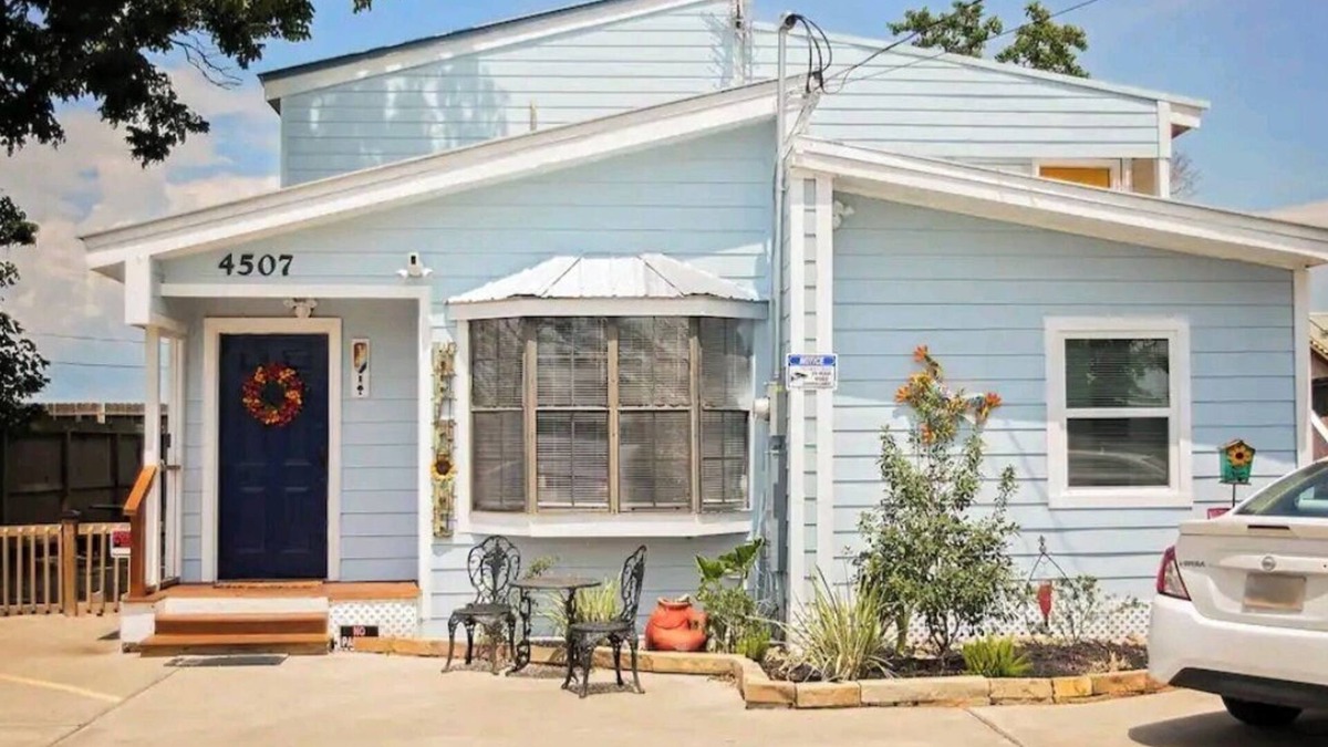 Bacliff House | Unit 2 Teal bungalow is pet-friendly for your stay. close to Galveston and Kemah