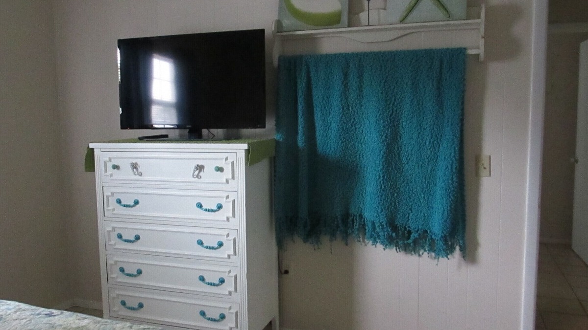 Holmes Beach Apartment | Unit 204 TWO BEDROOM POOL CLOSE TO BEACH! GREAT LOCATION!