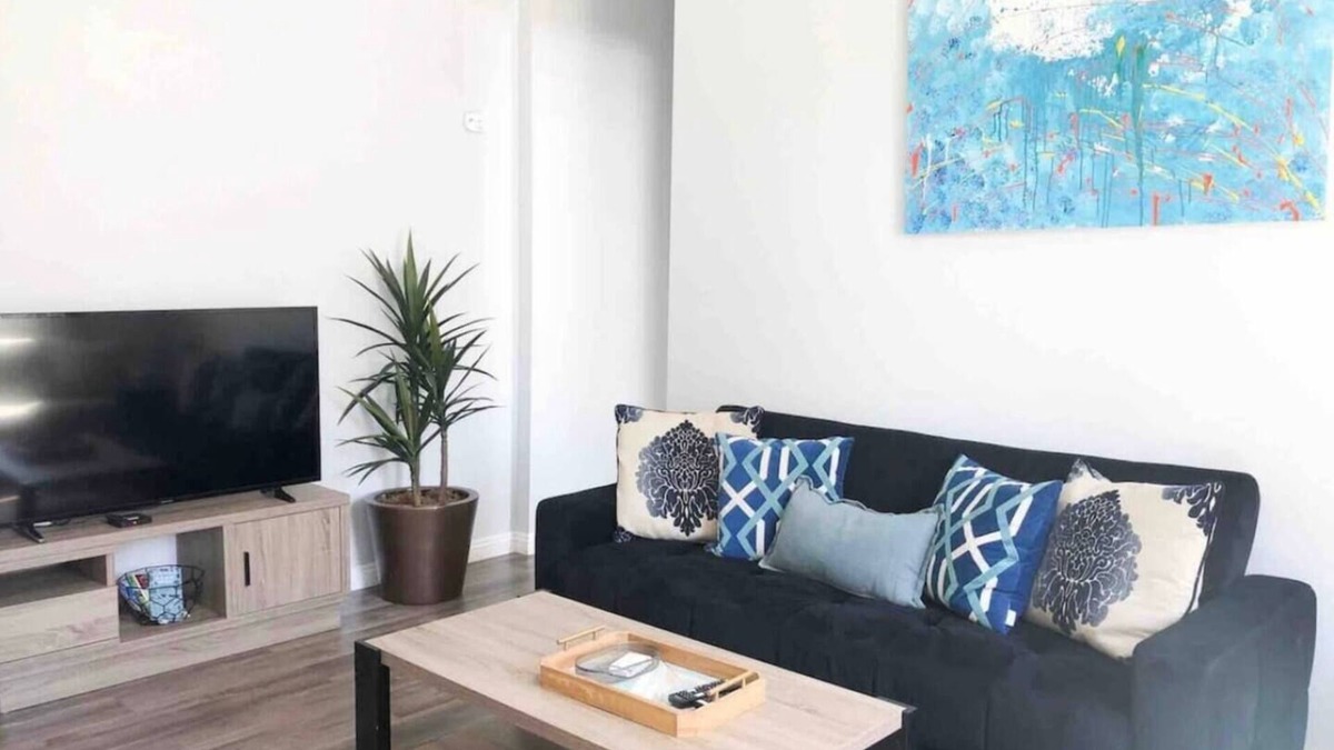 Pacific Terrace Hotel | UNIT #3 2-bedroom/1-bath 700 sq. ft suite with Parking & 5 Beds including a full kitchen