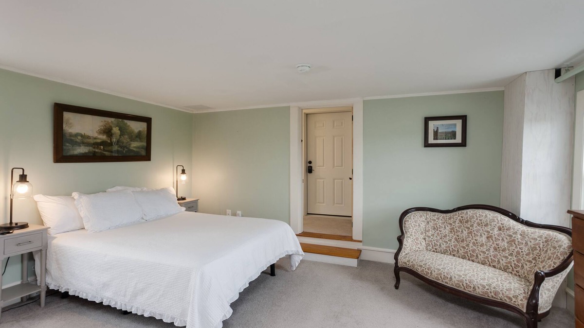 North Berwick Apartment | Unit 4 -The Green Room- Abbott Brook Inn