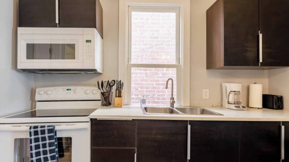 Pacific Terrace Hotel | UNIT #5 1-bedroom/1-bath 500 sq. ft suite with Parking & 3 Beds including a full kitchen