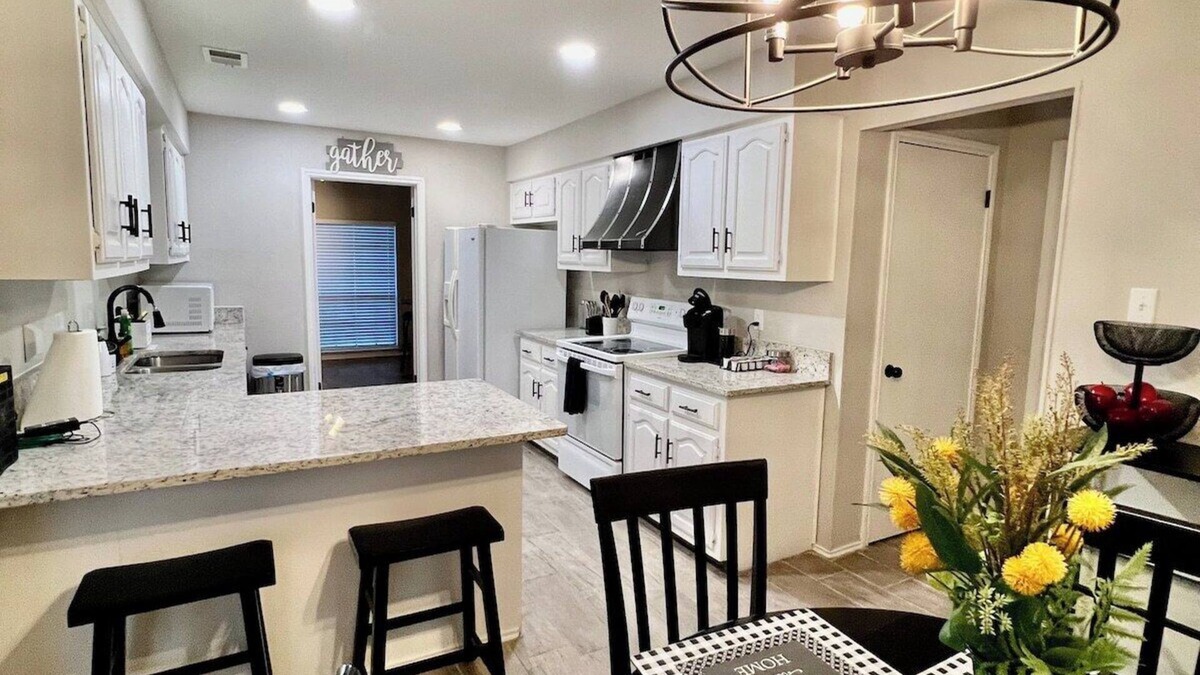 Universal City House | Universal City 4BR Furnished Relocation Housing Randolph AFB Wi-Fi Washer/Dryer