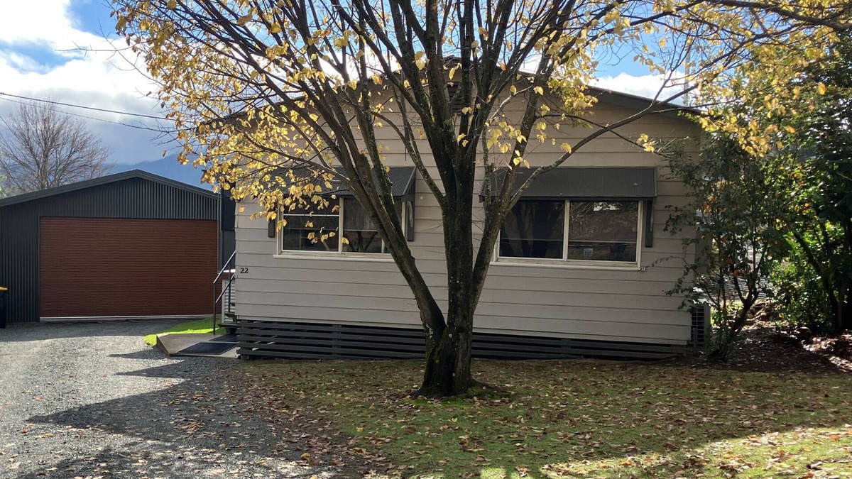 Talbingo House | Unlimited internet Split systems in all bedrooms & lounge. Wood heater in lounge