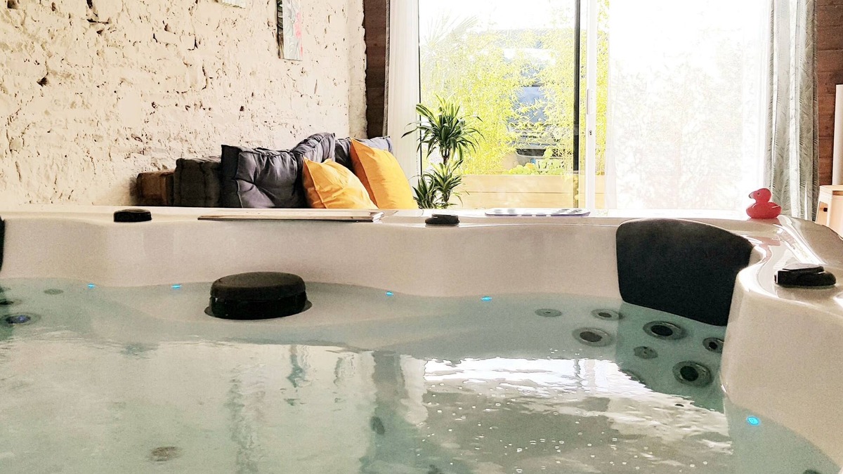Moidrey House | Unlimited private indoor Jacuzzi at Mont saint-michel