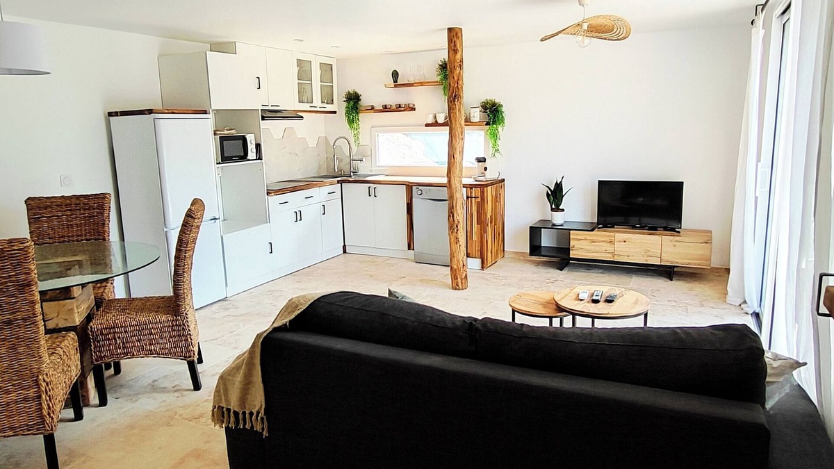 Saint-Mitre-les-Remparts Apartment | Unusual accommodation T3