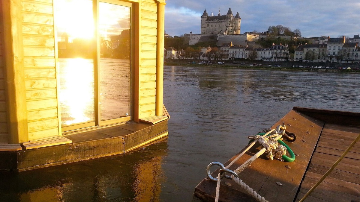 Saumur Boat Rental | UNUSUAL GORGEOUS TRADITIONAL BOAT FACING THE CHATEAU DE SAUMUR