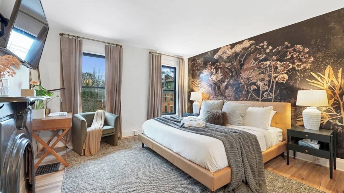 German Village Apartment | Unwind and relax in this picturesque German Village hideaway. Perfect for small groups!