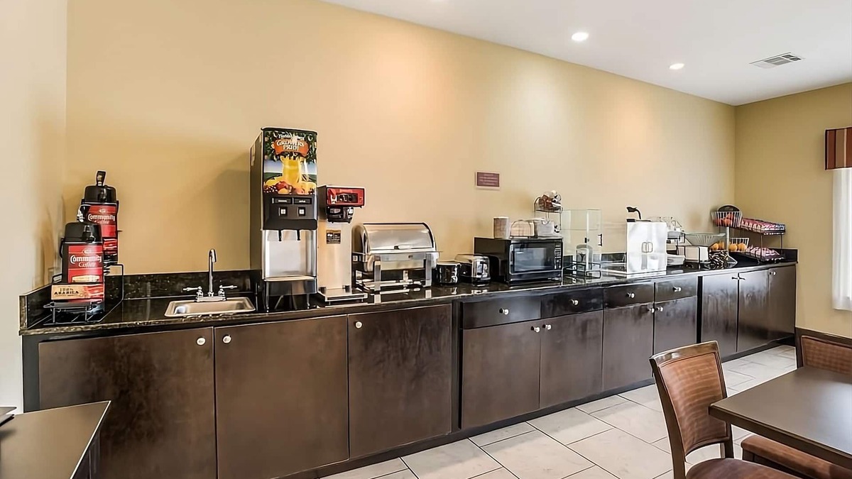 Saint Landry Hotel | Unwind in Knights Inn Bunkie! Free Parking, Outdoor Pool, Free Breakfast!