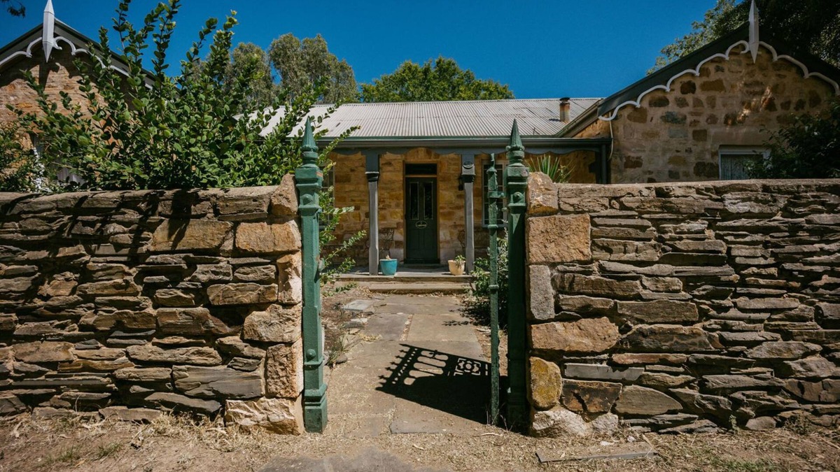 Mintaro Cottage | Unwind in Our Cosy 2 BR Spa Cottage with Log Fire. Mintaro Hideaway Carpenter