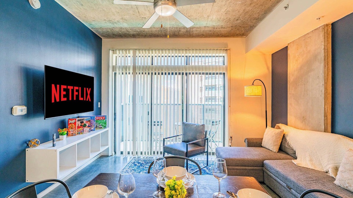 Evans Churchill Apartment | Unwind in PHX DT | Gym,Balcony,Pool,Parking,W/D