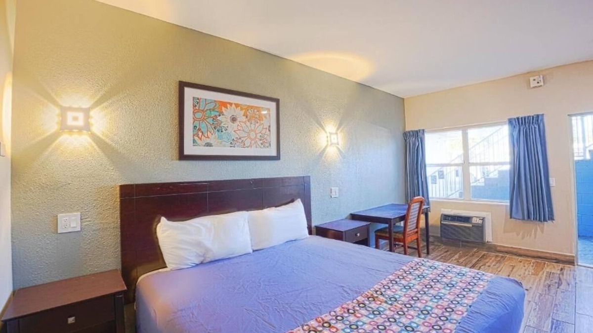 Le Barons Of Titusville Hotel | Unwind In Relaxing Room Near American Space Museum With Parking