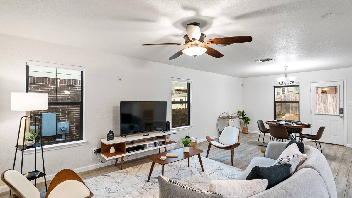 San Antonio House | Unwind in Style and Comfort by RedAwning