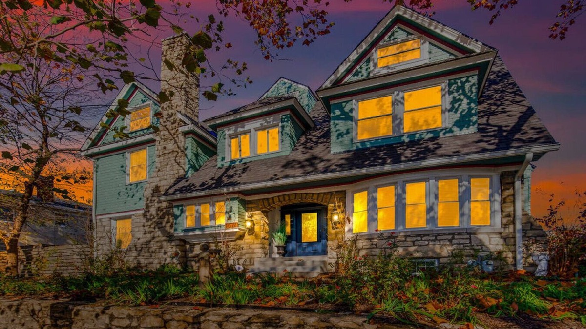 South Hyde Park House | Unwind in Style! Spacious 6BR/6BA Mansion Near Top KC Sites