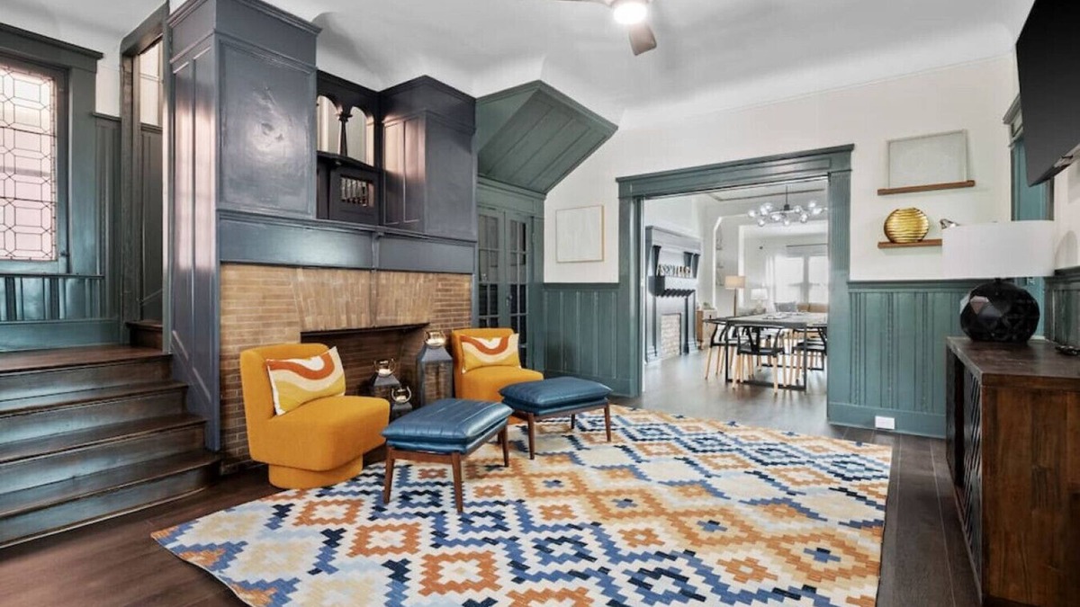 Shaw House | Unwind in Style: Spacious 7BR near Downtown & Forest Park