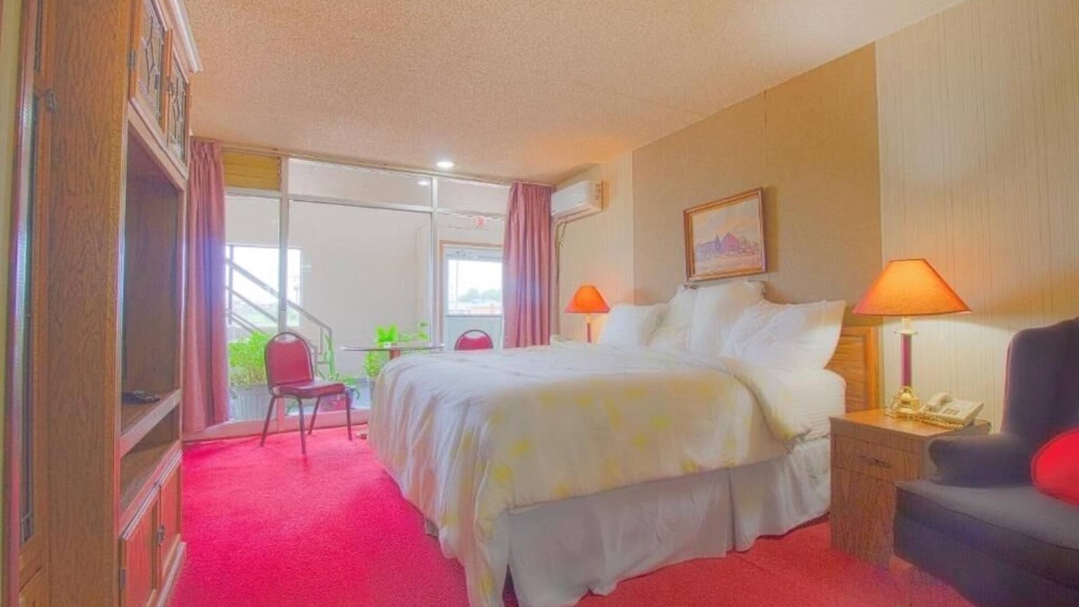 Liberal Hotel | Unwind King Unit! Free Parking And Pets Welcome Just Minutes From The Airport