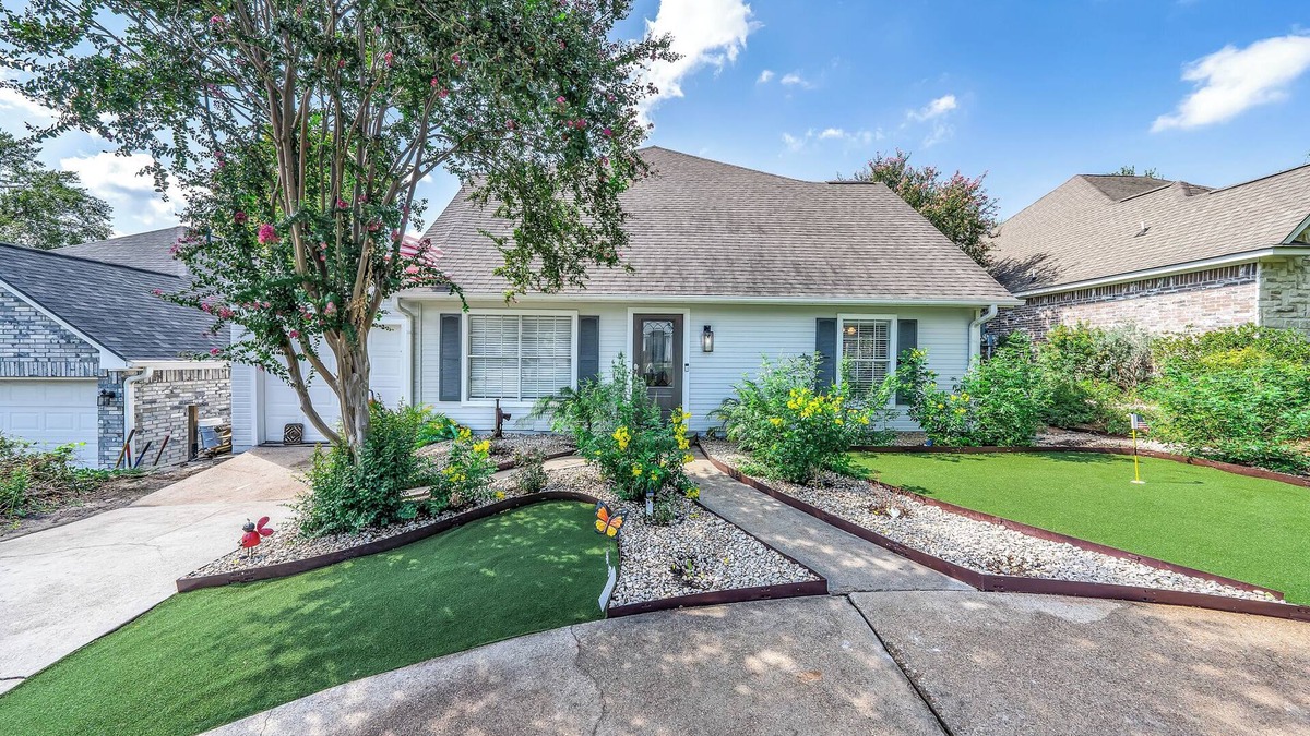 Seven Coves House | Unwind on the Deck - Steps from the Lake!