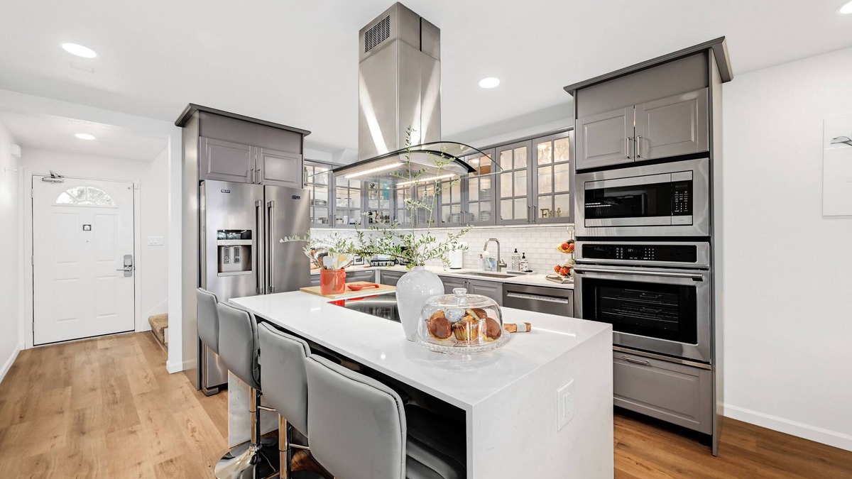 Comanche Point At Point Venture House | Unwind together: modern spacious getaway perfect for families & friends!