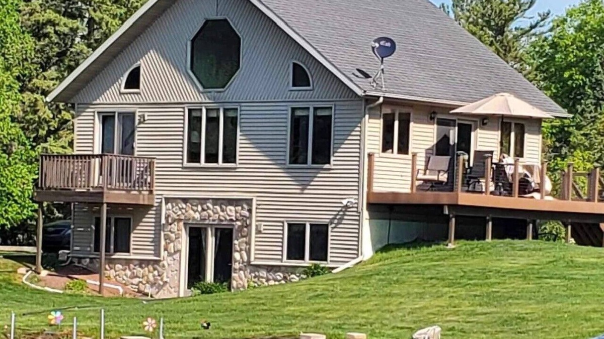 Loretto House | UP Lake Home with access to 3 lakes - fish, swim, relax!