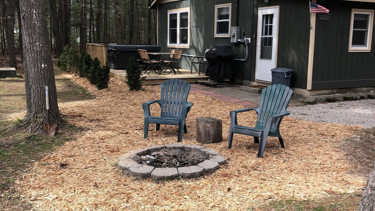 Lake Arrowhead Cabin | Up North Getaway: Cozy Lake Arrowhead Cabin with Hot Tub & Prime Location!