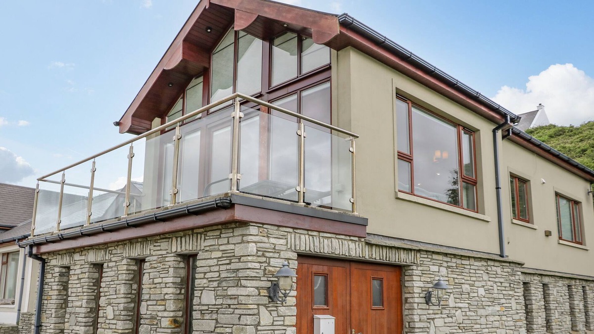 Downings Cabin | UP THE HILL, family friendly, character holiday cottage in Downings
