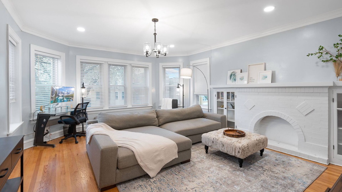 West Ridge Condo | Up to 8 Spacious lovely Chicago-style 3BDR condo. Safe & quiet neighborhood