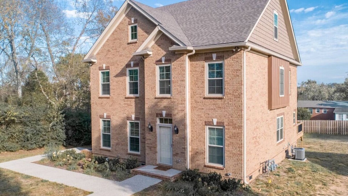 Spring Hill Apartment | Updated 2BR | Safe, Central Location