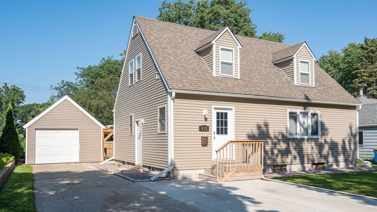 Owatonna House | Updated 3 Bedroom House with Patio and Dog Run