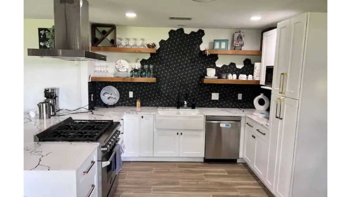 Laguna Park House | Updated 4 bedroom home. Just steps to lake Whitney