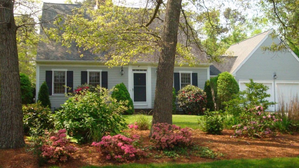 Brewster House | Updated and Spacious, Walk to the Bay Cape. WiFi, Cntrl A/C, Yard.
