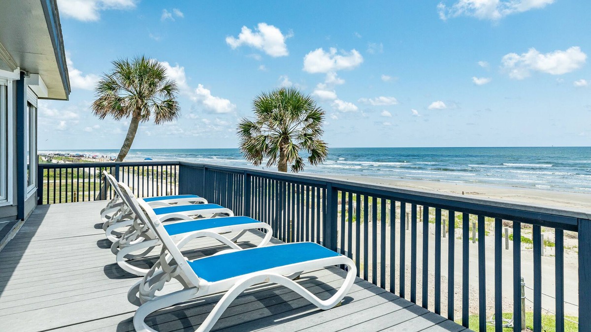Bermuda Beach House | Updated Beachfront Home - Open Plan, 4 King+Bunks, Across from Walkover