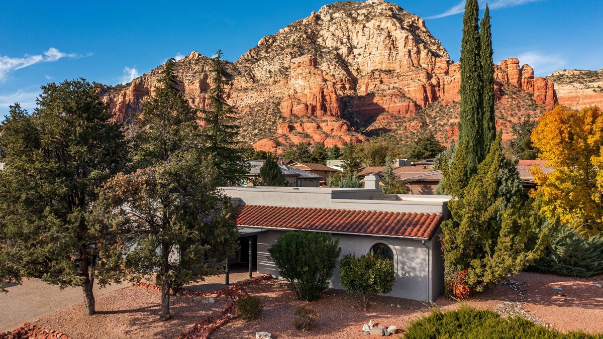 West Sedona House | UPDATED, CLEAN, MODERN retreat, close to hiking, with stunning views.