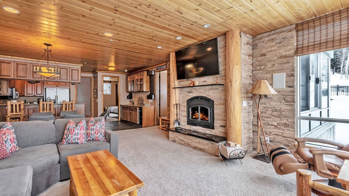 Salt Lake Mountain Resorts Condo | Updated Condominium with Fireplace, Wine Fridge and Granite Countertops