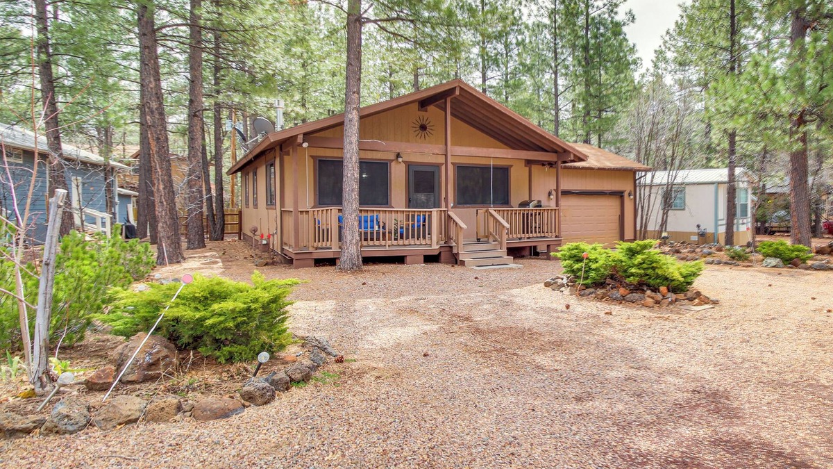 Pinetop Cottage | Updated Deck & Fireside Table: Pinetop Cottage