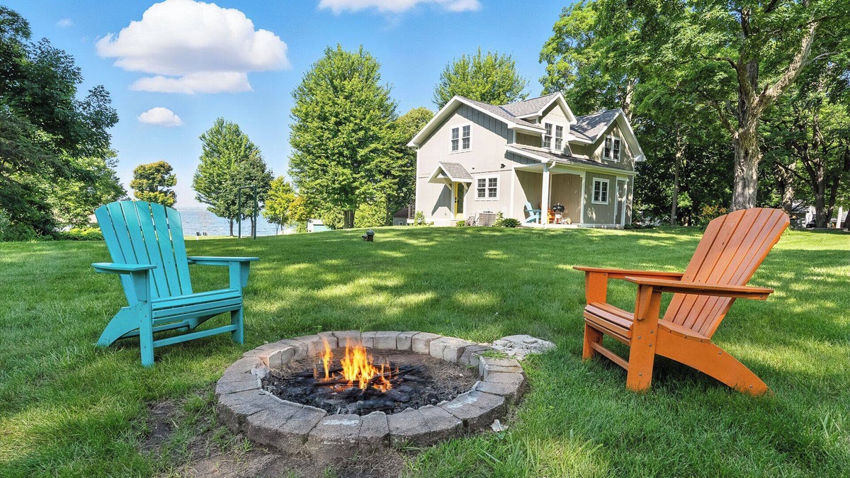 Sturgeon Bay House | Updated Door County Lake House | Sunsets, Fire Pit, Family-Friendly