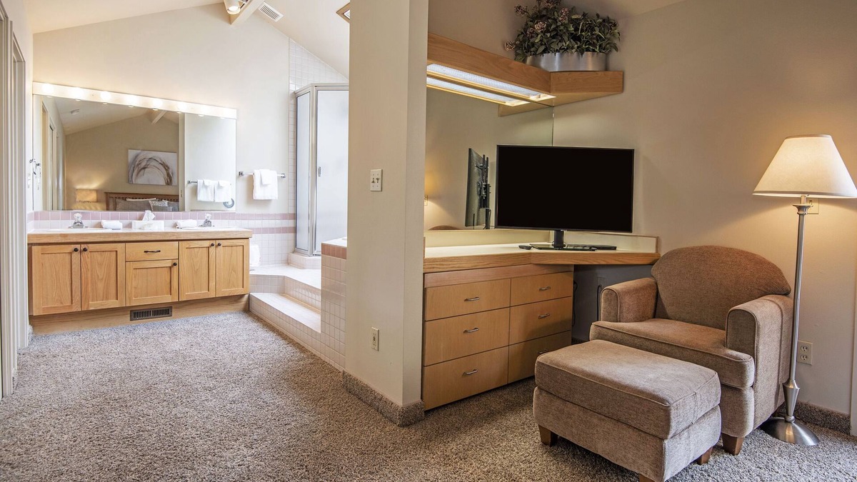 Redmond Condo | Updated Eagle Crest Resort Golf-Course Townhome has Resort Access, Views!