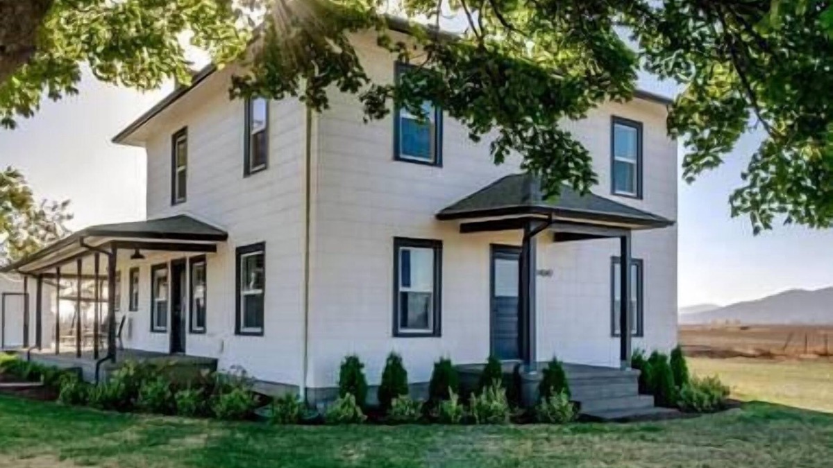 Albany House | Updated Farmhouse with lots of outdoor space and beautiful views!