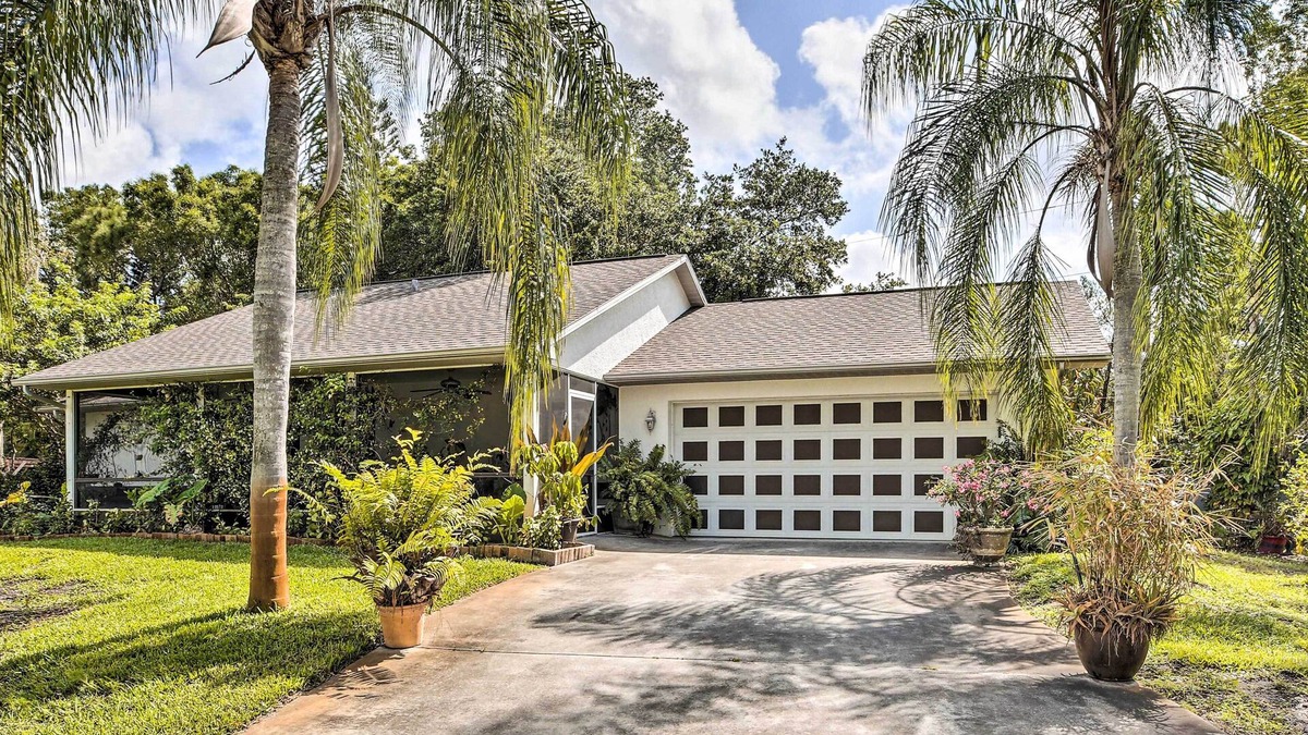 San Carlos Park House | Updated Fort Myers Escape w/Screened Lanai!