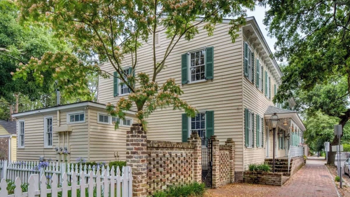 Hitch Village - Fred Wessels Homes Villa | Updated Historic Villa with Parking & Walk to River St.