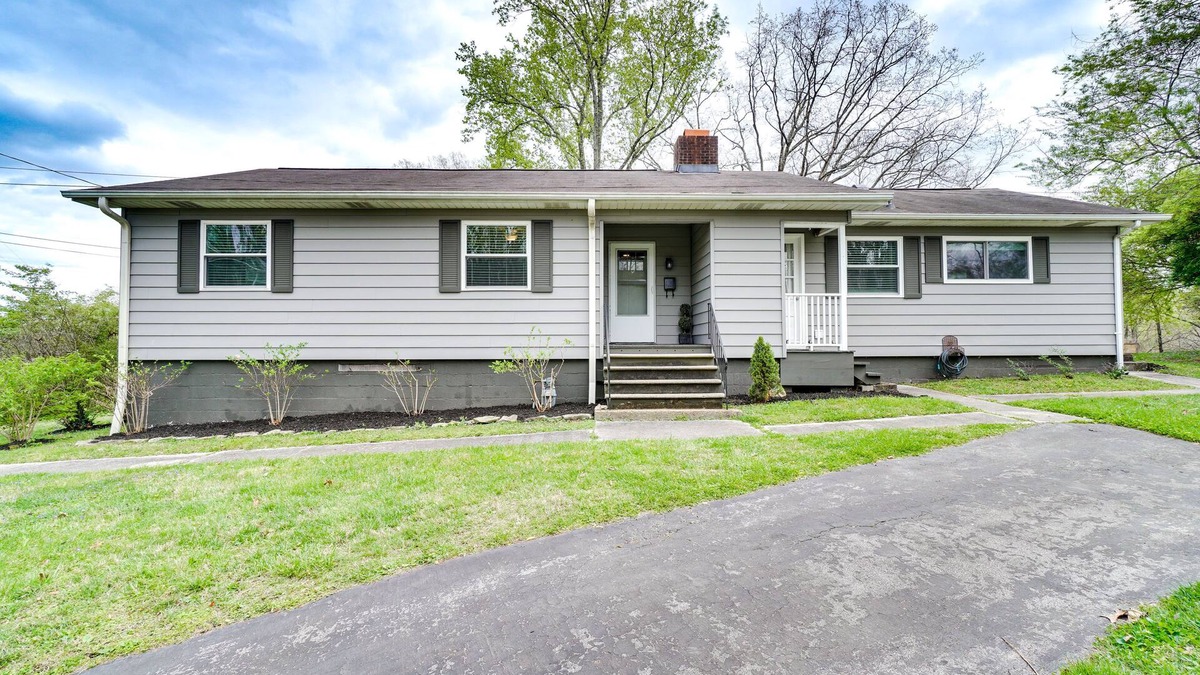 Oak Ridge House | Updated Home: Central Oak Ridge Location