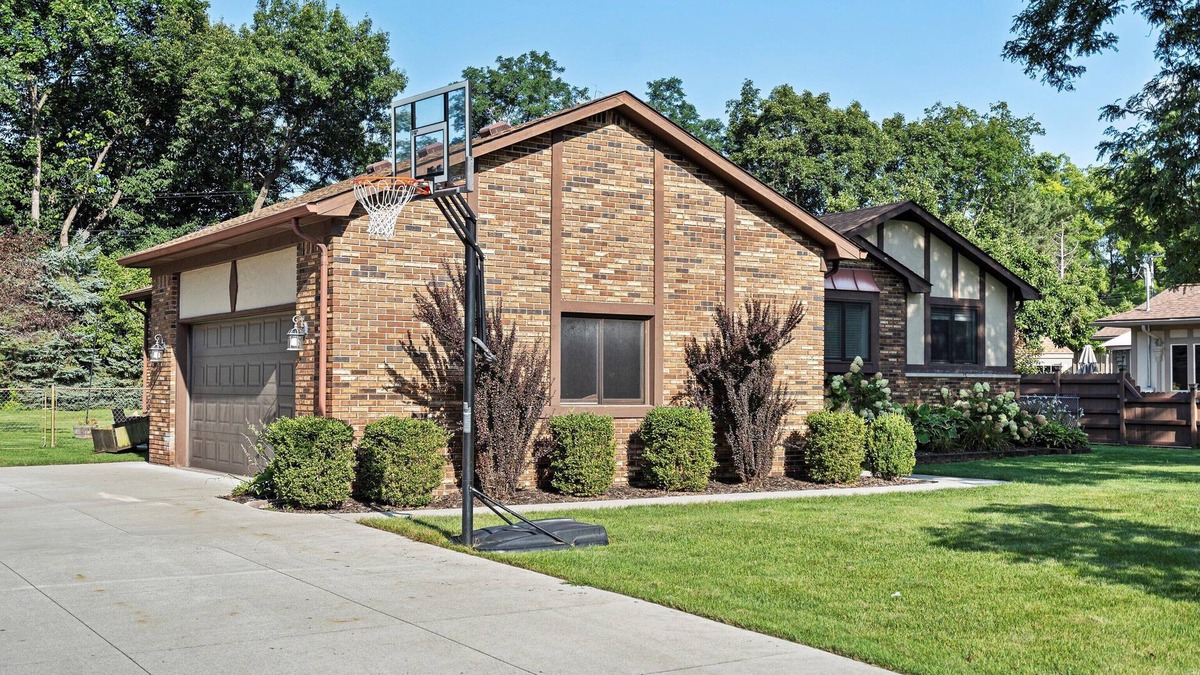 Rochester Hills House | Updated home with huge yard near multiple hospitals