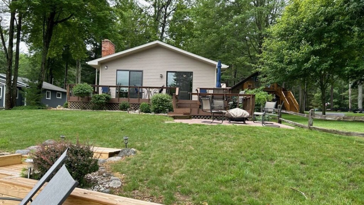 Gladwin House | Updated lakefront house - Gladwin