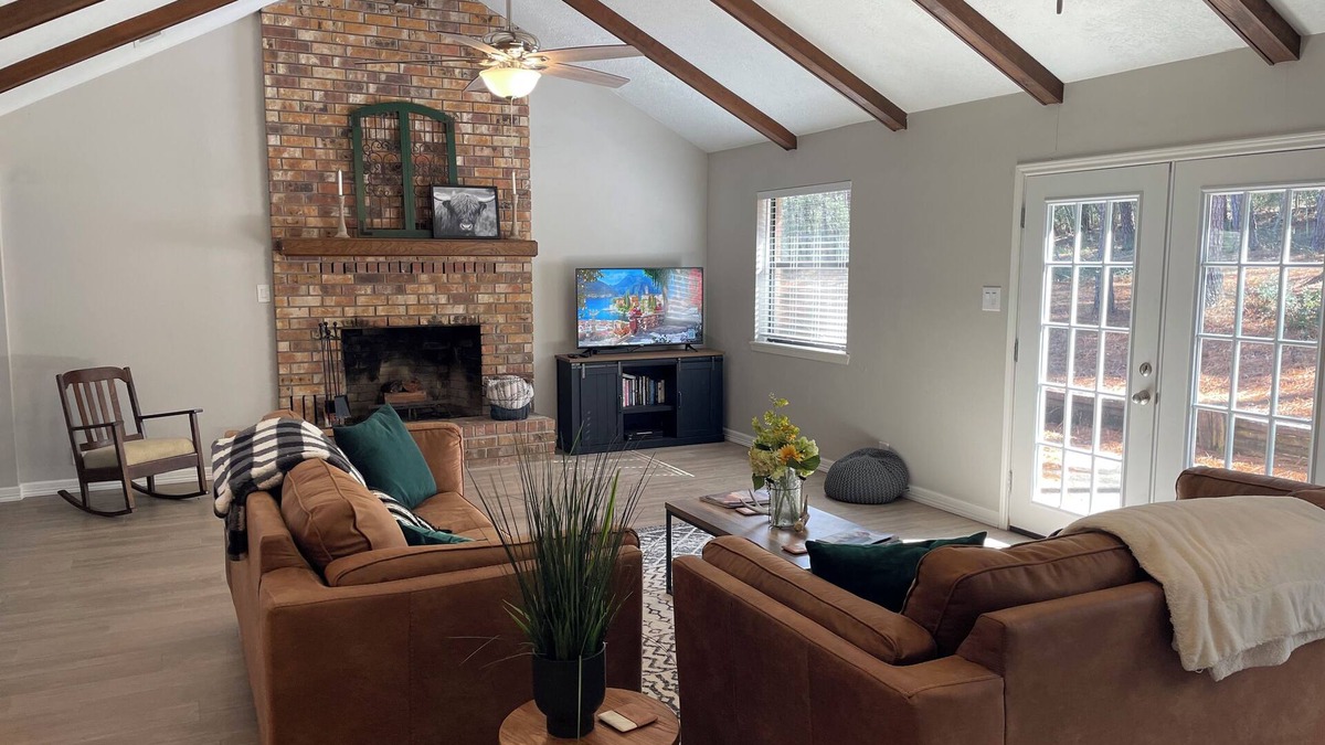 Brookeland House | Updated Rayburn Country Home with outdoor space and plenty of room to entertain.