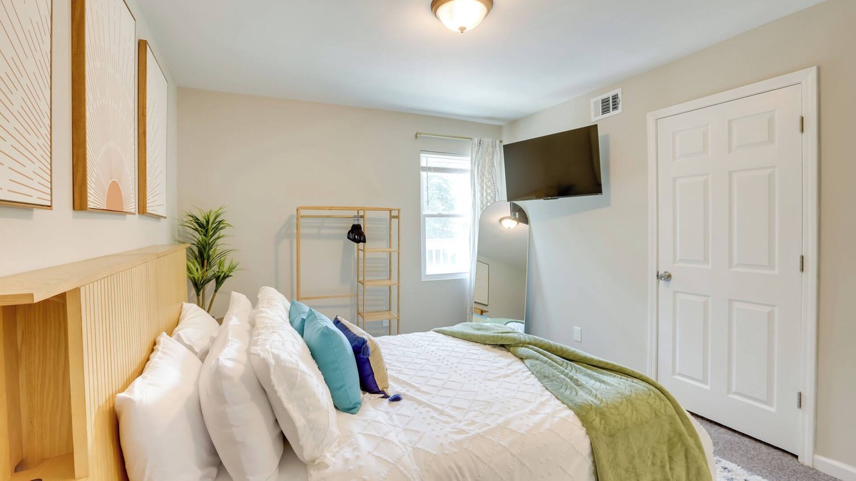 Talladega Apartment | Updated Rental ~ 14 Mi to Talladega Superspeedway!