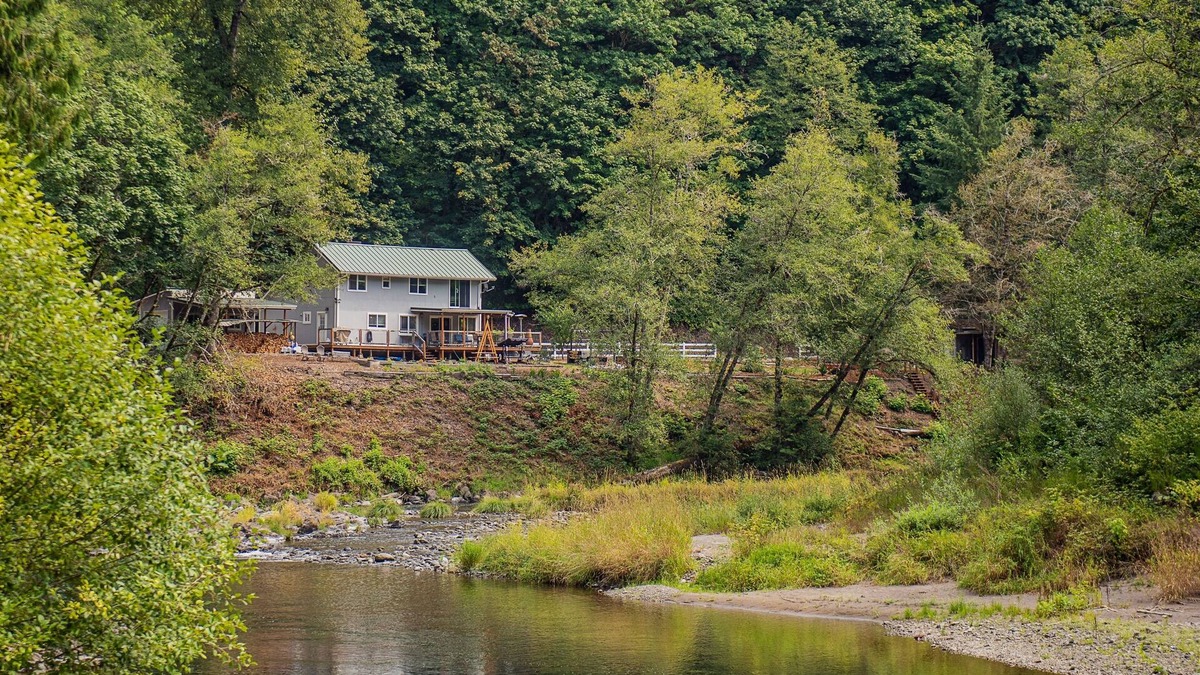 Kalama House | Updated Riverfront Home with Stunning Views, Deck, Kayaks, Fireplace