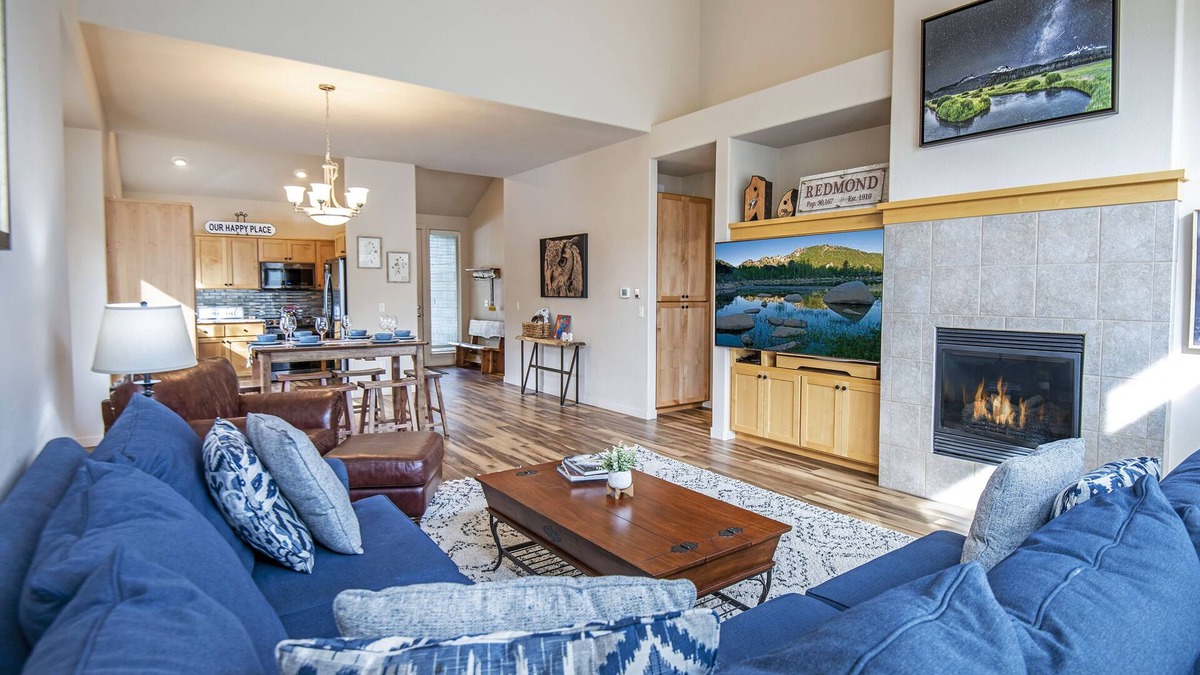 Redmond House | Updated Single-level Eagle Crest Townhome has King Suite, Sunny Creek-side Deck!