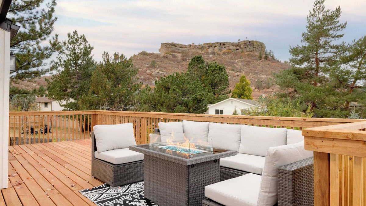 Castle Rock House | Updated & Spacious 5-bedroom house with Views of the Rock and Mountains